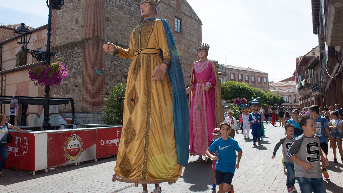 Pasacalles de gigantes y cabezudos, la dulzaina, el repique de campanas... Cosas de siempre que nunca faltan en las fiestas de Santa María del Páramo. | T.G.