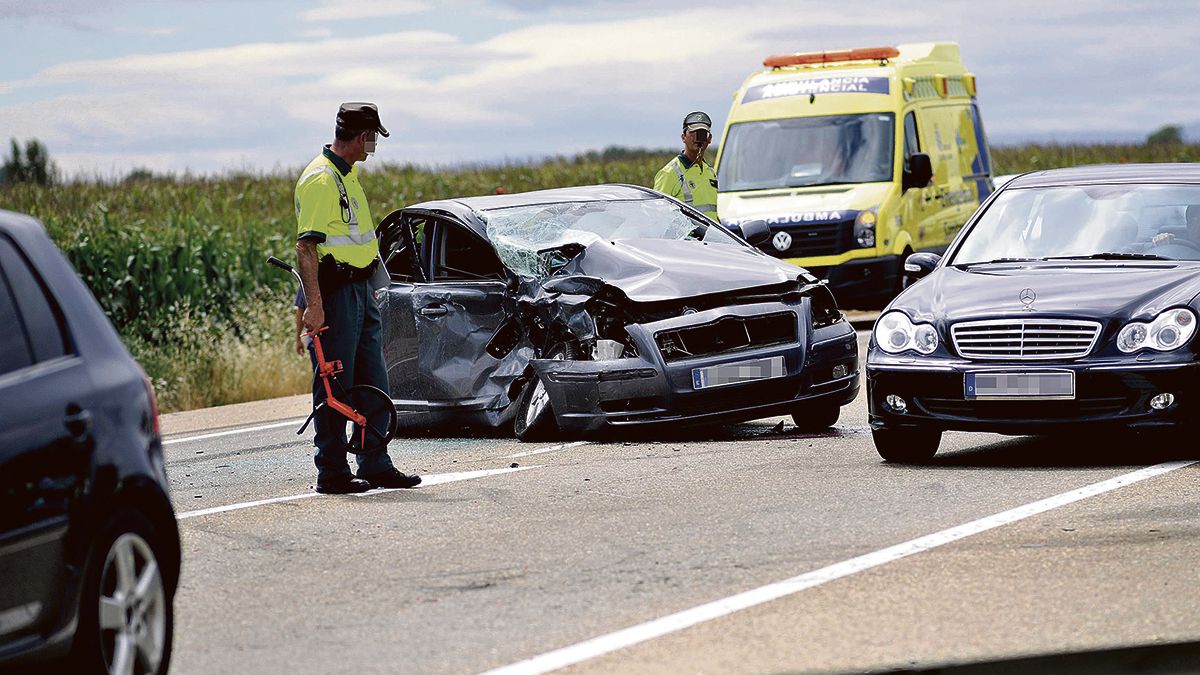 Una de las tristes imágenes que los accidentes en carretera han dejado en la provincia de León en los últimos meses. | DANIEL MARTÍN