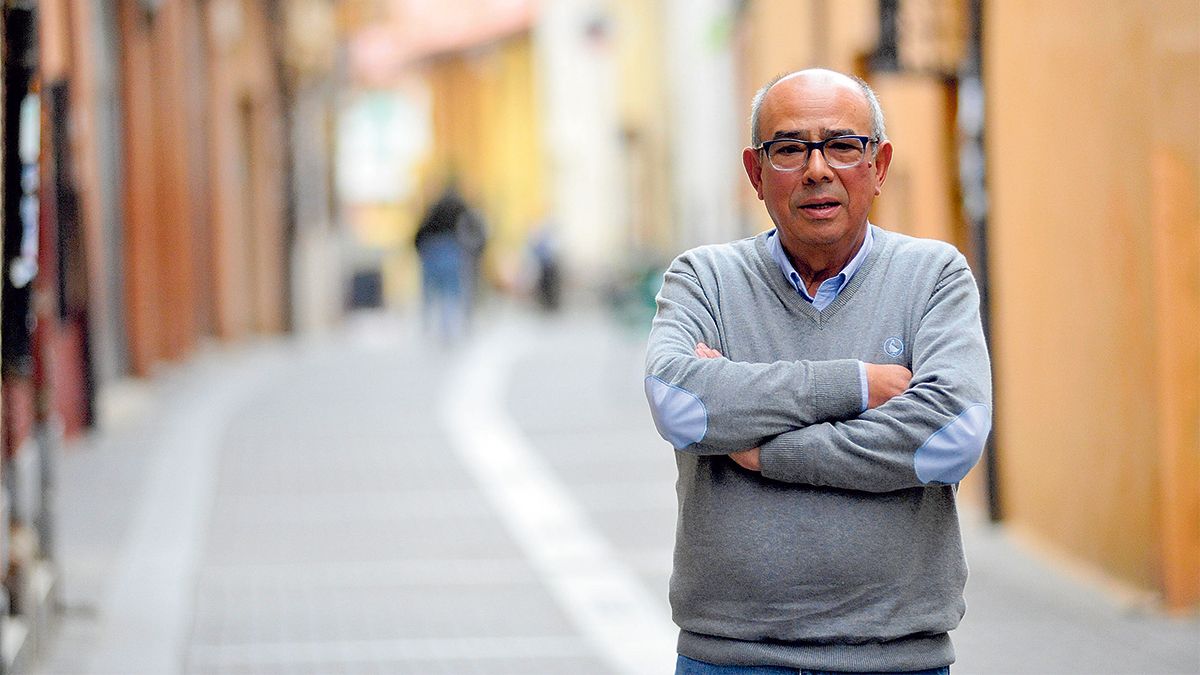 José Luis Méndez, alcalde de Mansilla de las Mulas, en una de las calles de la localidad. | DANIEL MARTÍN José Luis Méndez, alcalde de Mansilla de las Mulas, en una de las calles de la localidad. | DANIEL MARTÍN