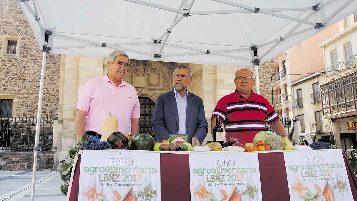 En la presentación de la cita el alcalde estuvo acompañado por el concejal de Ferias y el cocinero Paco Rubio. | ABAJO