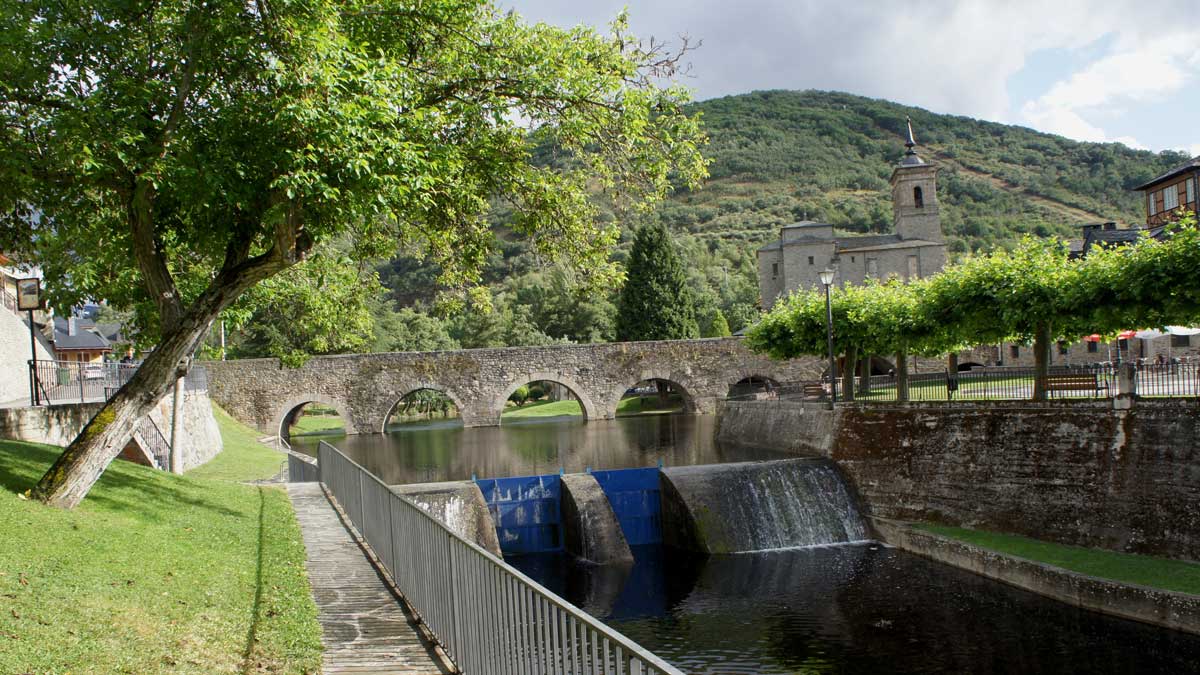 El puente dispone de siete vanos, aunque el agua pasa por debajo de los cuatro más alejados del pueblo. | LUIS SOLERA SELVI El puente dispone de siete vanos, aunque el agua pasa por debajo de los cuatro más alejados del pueblo. | LUIS SOLERA SELVI