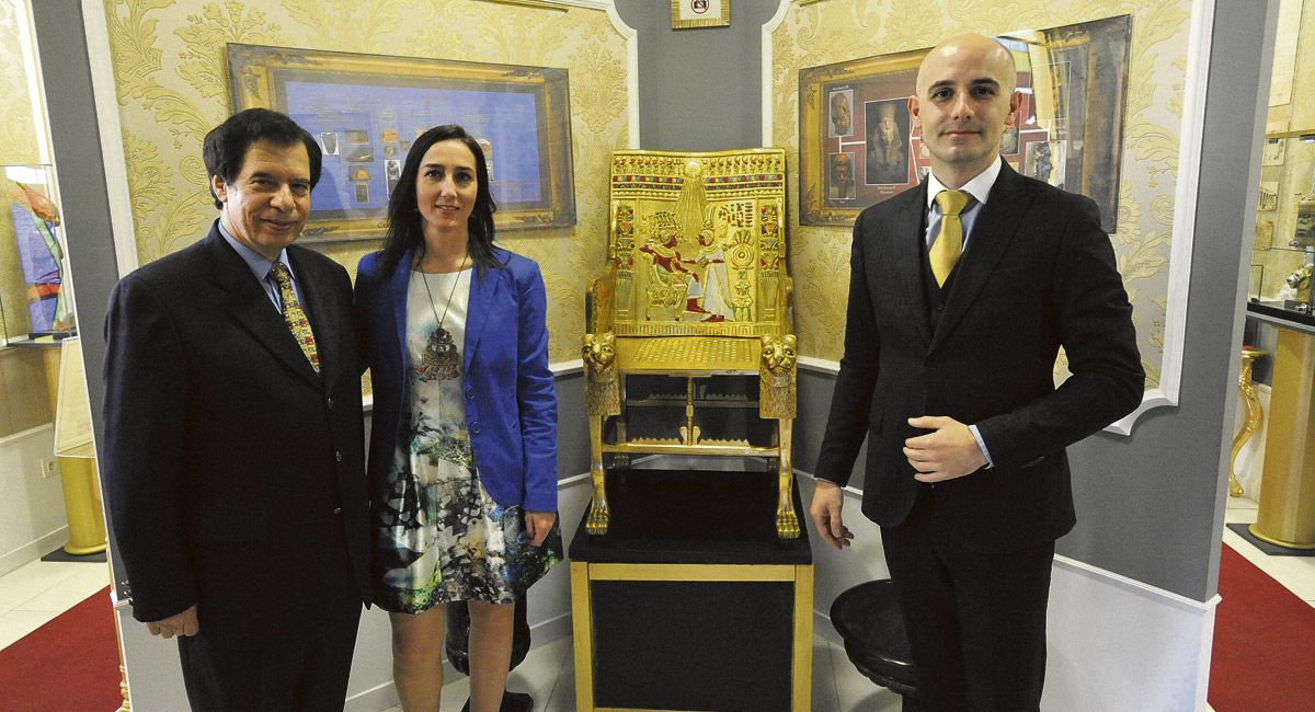 Hamdi Zaki, Beatriz Cañas y Raúl López posan junto al trono dorado de Tutankamón, este martes en el museo. | DANIEL MARTÍN Hamdi Zaki, Beatriz Cañas y Raúl López posan junto al trono dorado de Tutankamón, este martes en el museo. | DANIEL MARTÍN