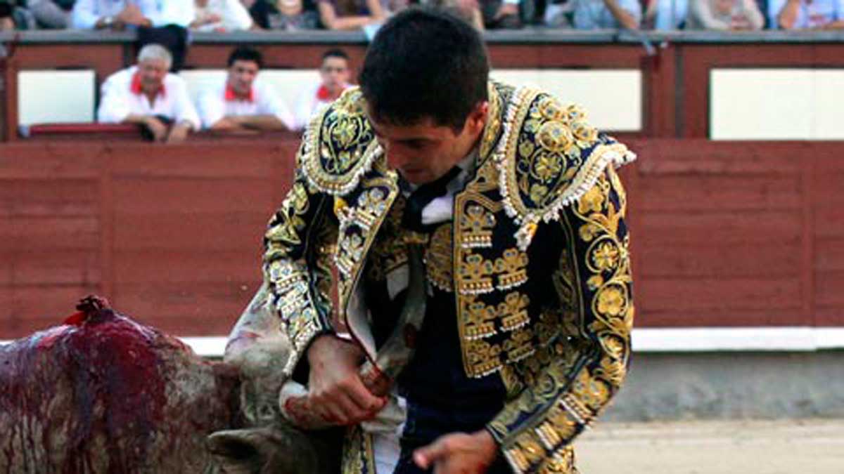 Javier Castaño sufrió este viernes una aparatosa cogida que le afectó al cuello.