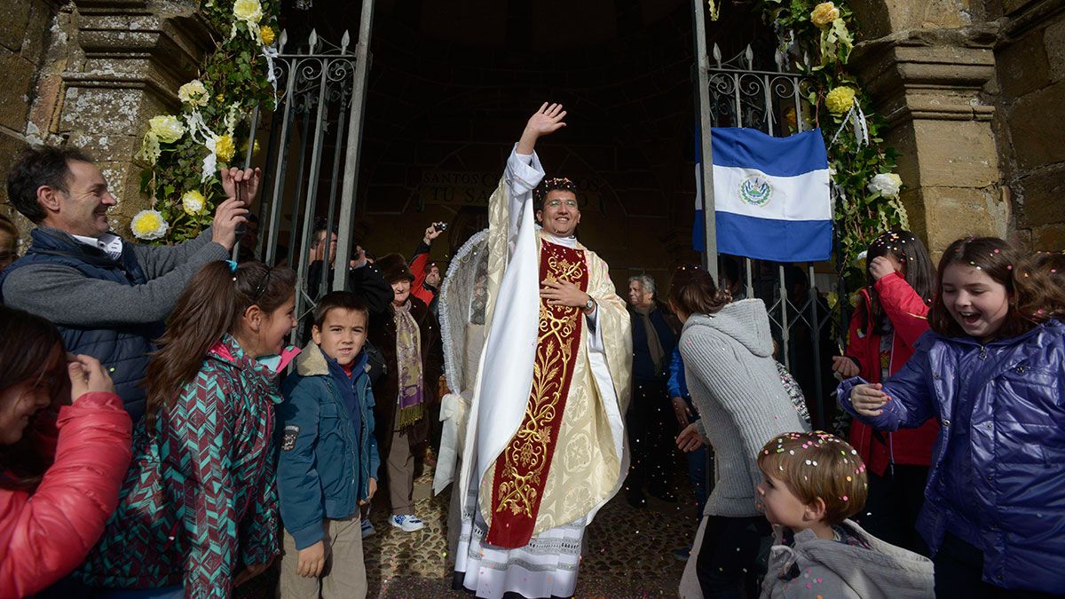 Un sacerdote en su primera misa en la localidad de Prioro. | MAURICIO PEÑA