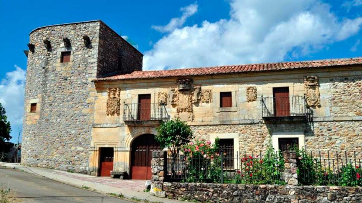 La espectacular fachada de los siete escudos, un palacio que en los últimos años ya solo se abre en contadas semanas de vacaciones por ‘la señorita’. La espectacular fachada de los siete escudos, un palacio que en los últimos años ya solo se abre en contadas semanas de vacaciones por ‘la señorita’.