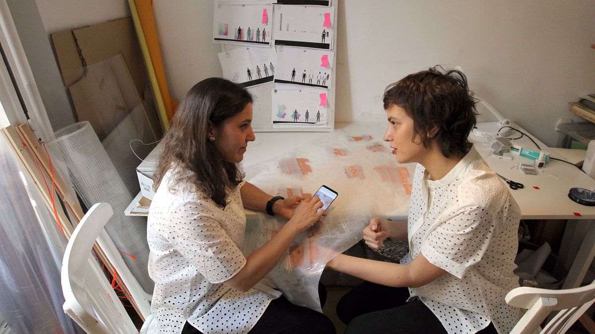 Las diseñadoras Raquel Buj y Elena Zapico, ganadoras del certamen Samsung Ego Innovation Project, por su proyecto Wall dress. | ICAL