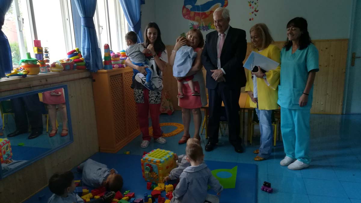 El delegado territorial de la Junta, este lunes en la escuela de San Pedro.