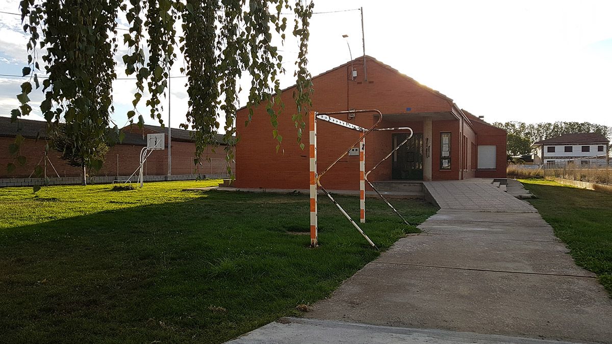 El colegio de Villademor de la Vega, cerrado este lunes a cal y canto. | T.G.