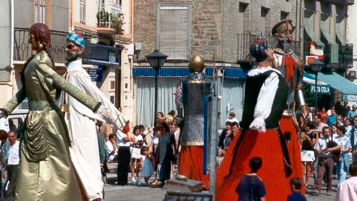 Los gigantes son los encargados de abrir las fiestas cada año. Los gigantes son los encargados de abrir las fiestas cada año.