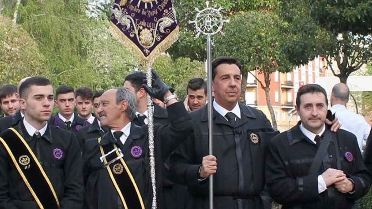 Juan Carlos Morán, el segundo por la derecha, con su túnica del Dulce. | L.N.C.