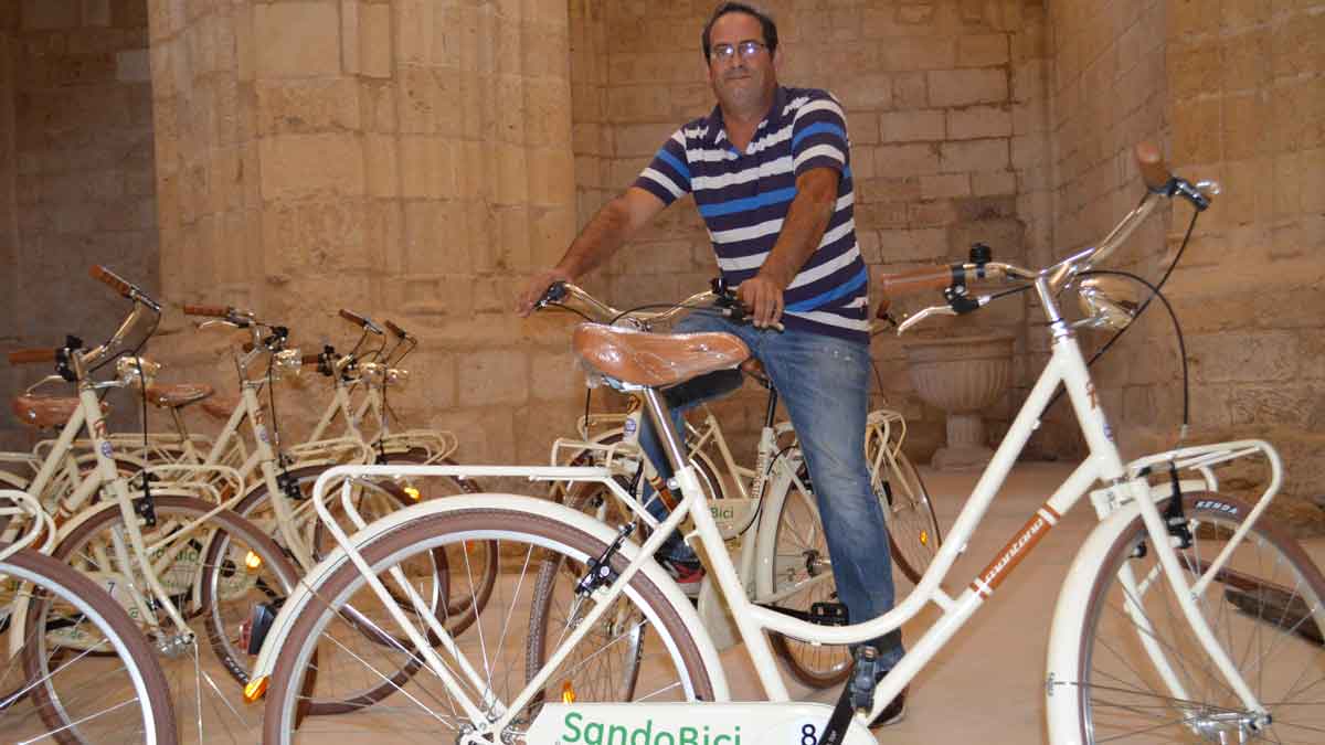 El alcalde de Mansilla Mayor, José Alberto Martínez, en una de las bicicletas que se prestan desde este miércoles. | L.N.C.