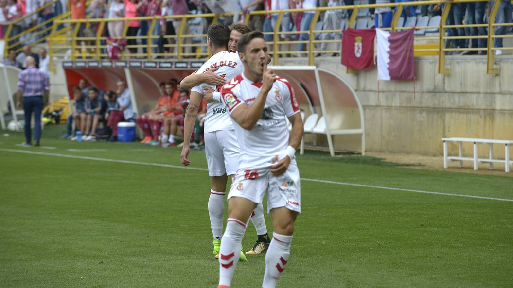 Iza Carcelén celebra ante el Valladolid uno de sus seis goles con la Cultural. | MAURICIO PEÑA