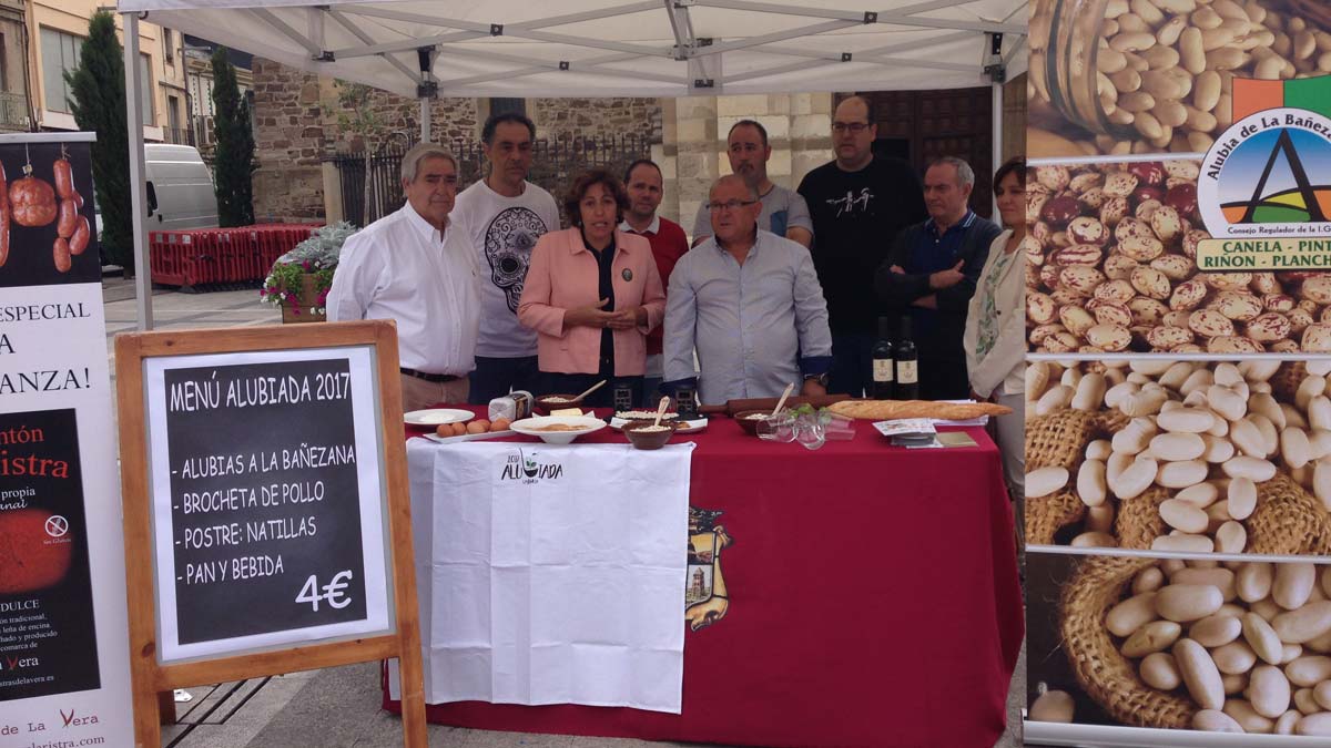 El Ayuntamiento de La Bañeza presentó ayer la próxima edición de la Alubiada junto a varios hosteleros.