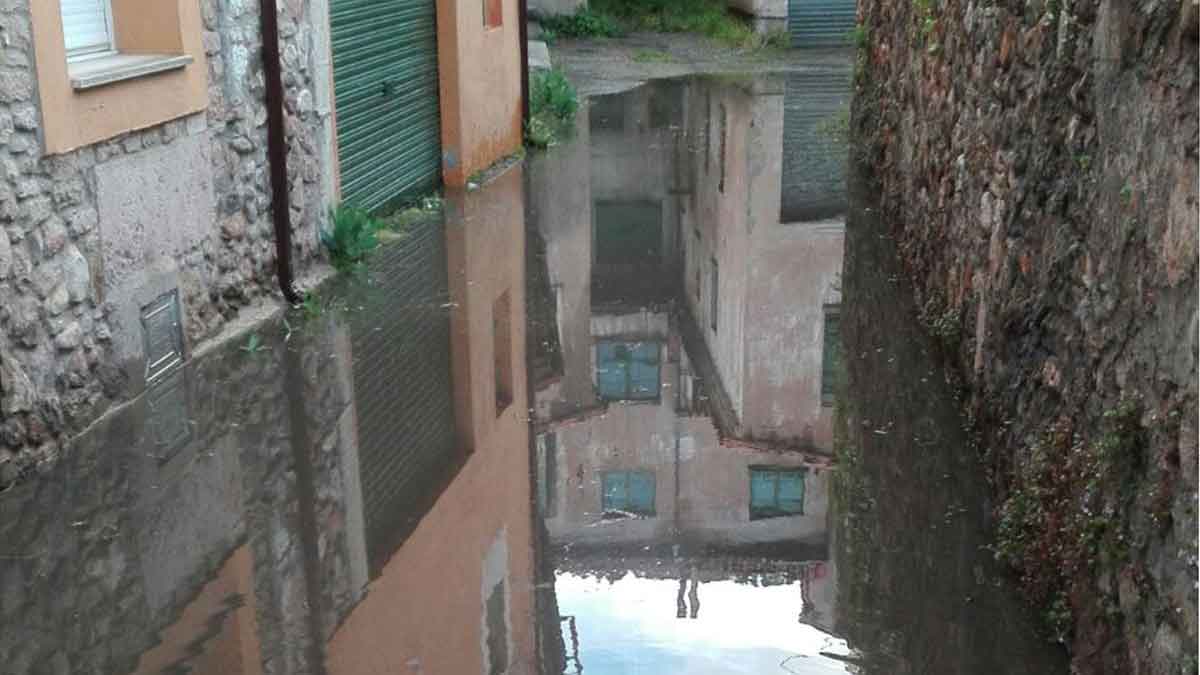 En la imagen, una calleja de Cardenal Aguirre inundada. | L.N.C.