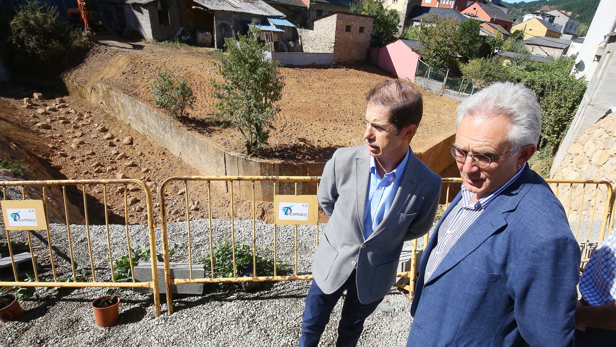 Visita del presidente de Confederación al arroyo Castellanos, con el alcalde de Vega de Espinareda. | ICAL