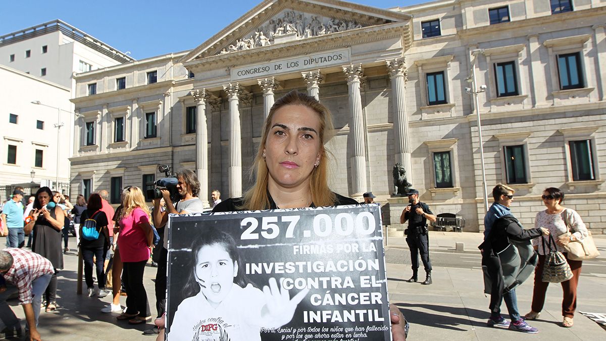 Nieves Casado, delante del Congreso de los diputados donde entregará las 257.000 firmas recogidas para la investigación contra el cáncer infantil. | ICAL
