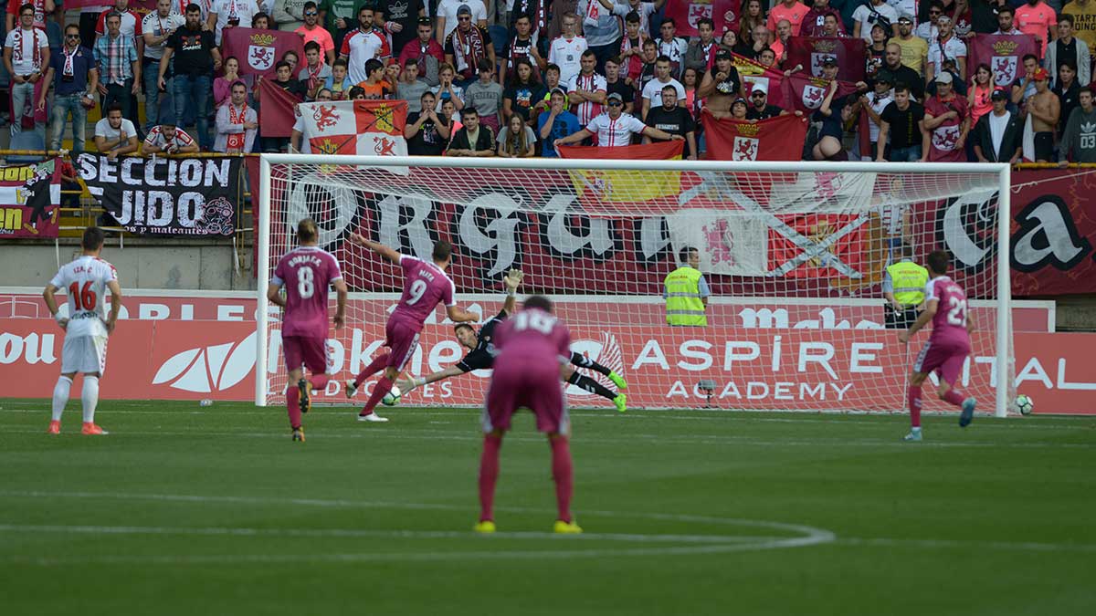 Palatsí, a punto de detener uno de los penaltis ante el Valladolid. | MAURICIO PEÑA