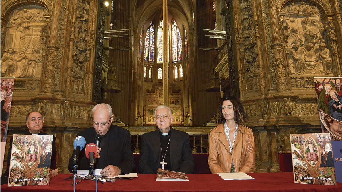 Antonio Trobajo, Máximo Gómez Rascón, Julián López y Graziela Fernández durante la presentación del catálogo en el trascoro de la Seo. | MAURICIO PEÑA Antonio Trobajo, Máximo Gómez Rascón, Julián López y Graziela Fernández durante la presentación del catálogo en el trascoro de la Seo. | MAURICIO PEÑA