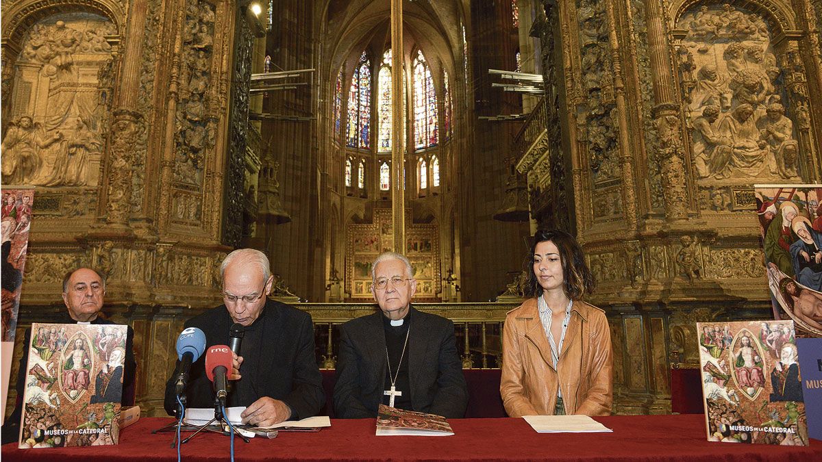 Antonio Trobajo, Máximo Gómez Rascón, Julián López y Graziela Fernández durante la presentación del catálogo en el trascoro de la Seo. | MAURICIO PEÑA