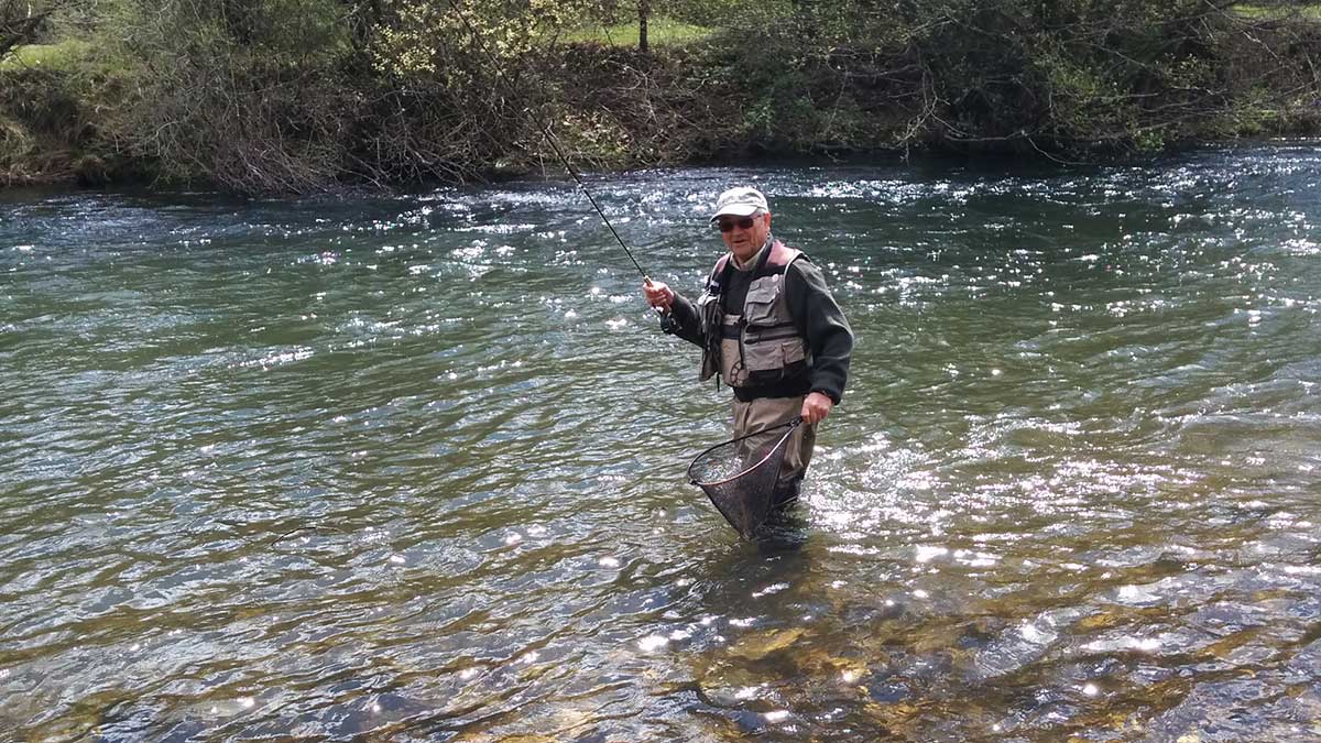 Un pescador en aguas del río Porma. | R. PRADO