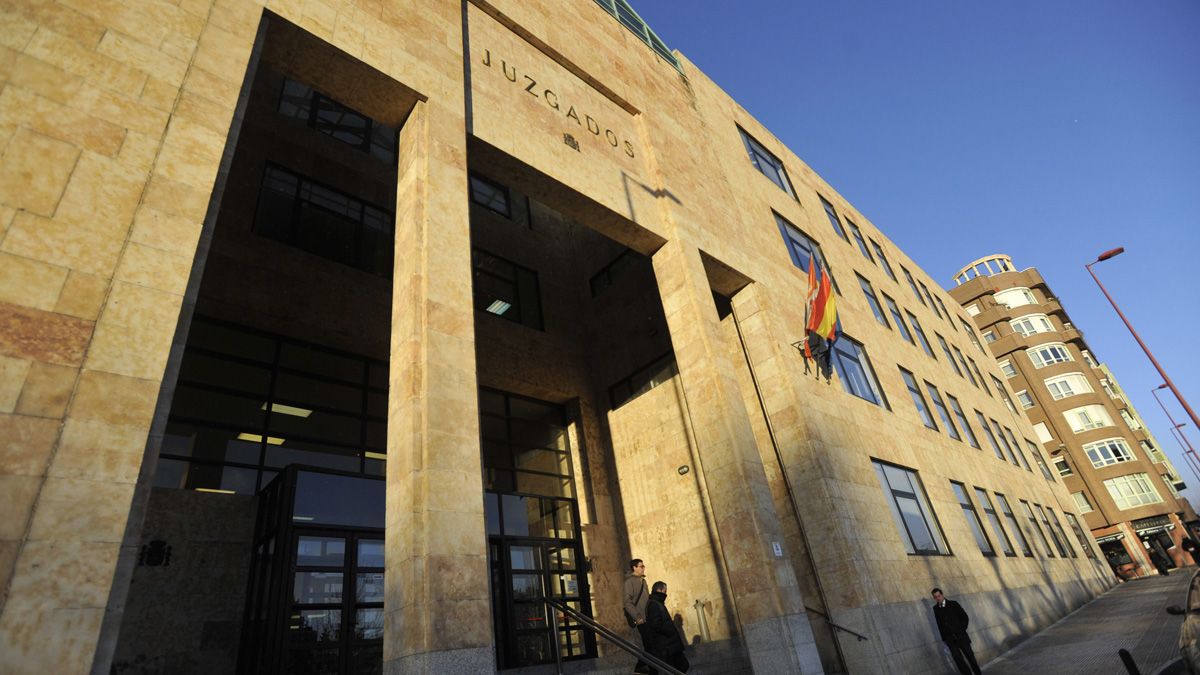Imagen exterior de la sede de los Juzgados de León, donde se tramitan las demandas relacionadas con la cláusula suelo. | DANIEL MARTÍN