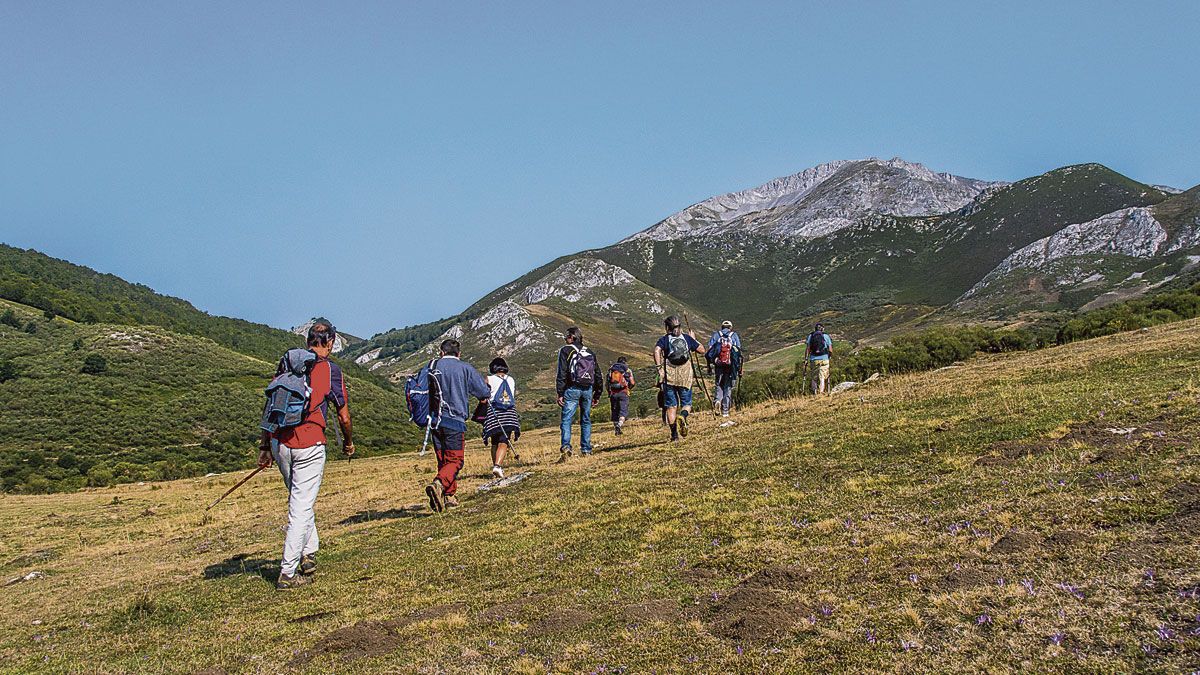 Subiendo por los Campos de María con Peña Ten al fondo. | VICENTE GARCÍA