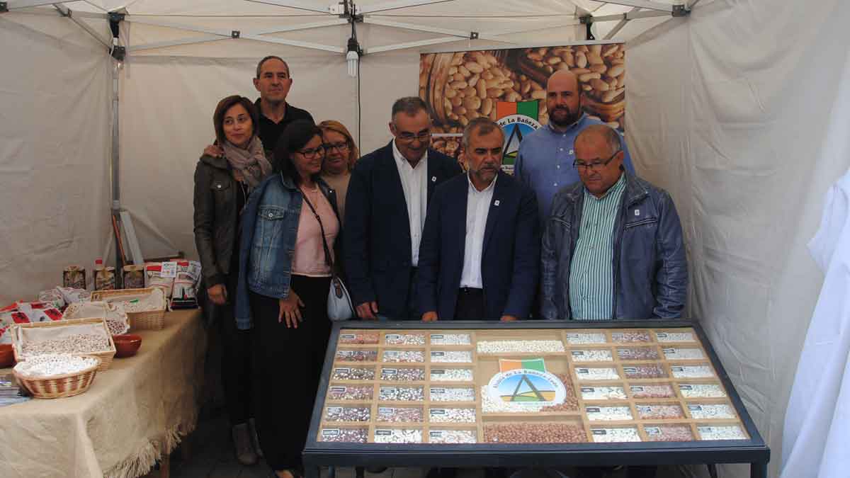 La muestra comenzó con la visita a la IGP Alubia de La Bañeza-León. | ABAJO