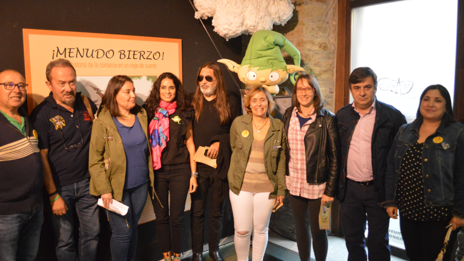 Foto de familia con Silvia Blanco, Carlos Rebollar, los autores de ‘Menudo Bierzo’ Diana Martínez y Lolo, y colaboradores.| A. CARDENAL