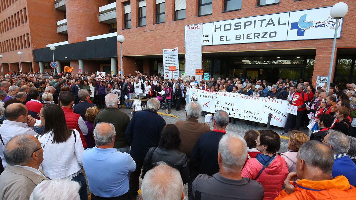 Concentración de apoyo a los encerrados este viernes en el Hospital del Bierzo. | CÉSAR SÁNCHEZ (ICAL)