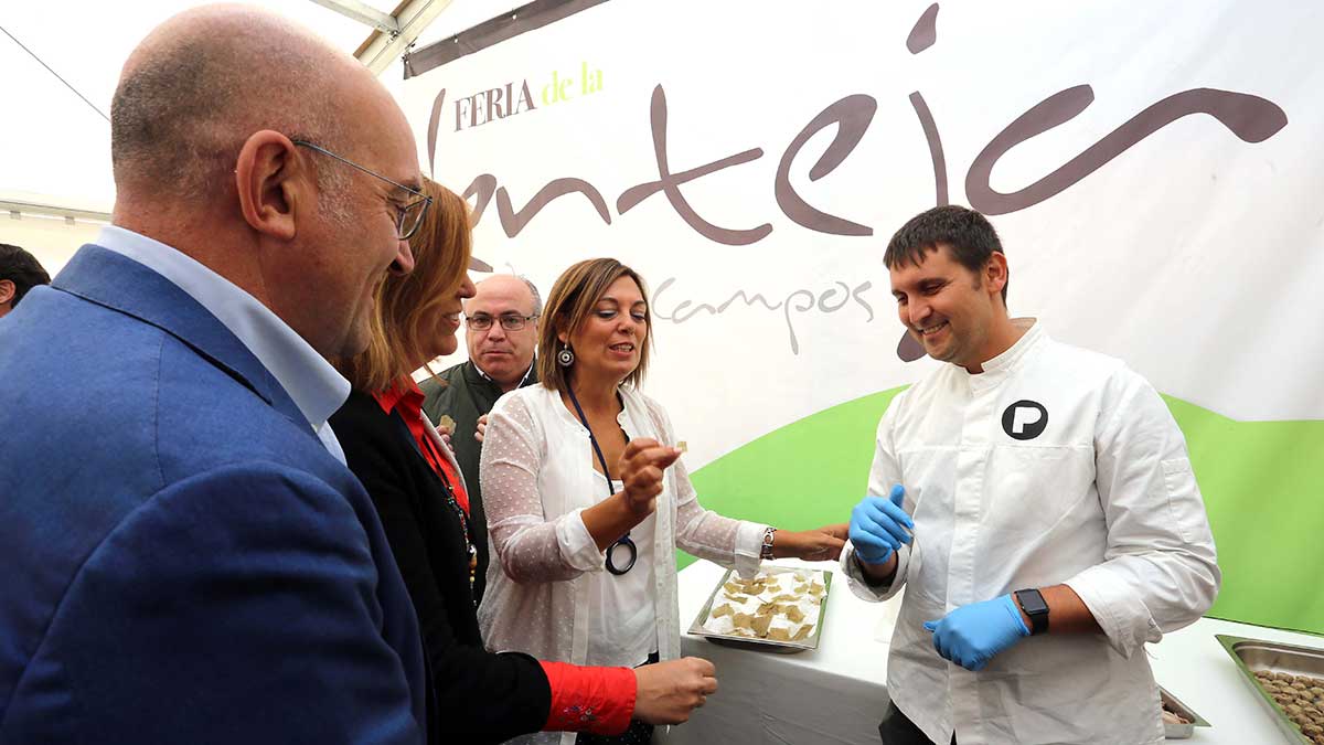 La consejera de Agricultura y Ganadería y portavoz de la Junta de Castilla y León, Milagros Marcos, inaugura la VI Feria de la Lenteja de Mayorga de Campos (Valladolid). | ICAL