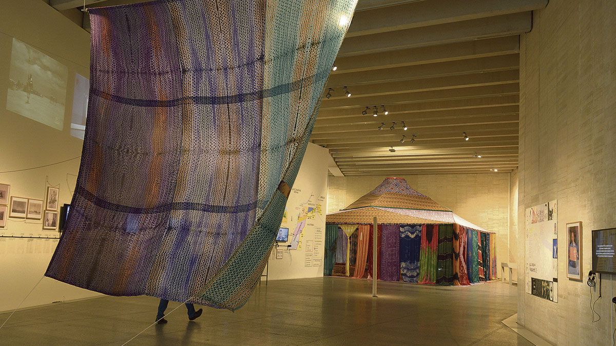 La jaima instalada por el artista Federico Guzmán, que es una de las piezas más representativas de la exposición ‘Provincia 53’, inaugurada este sábado en el Musac. | MAURICIO PEÑA