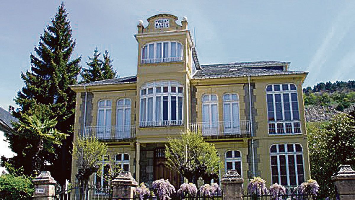 La espectacular fachada de los siete escudos, un palacio que en los últimos años ya solo se abre en contadas semanas de vacaciones por ‘la señorita’. La espectacular fachada de los siete escudos, un palacio que en los últimos años ya solo se abre en contadas semanas de vacaciones por ‘la señorita’.