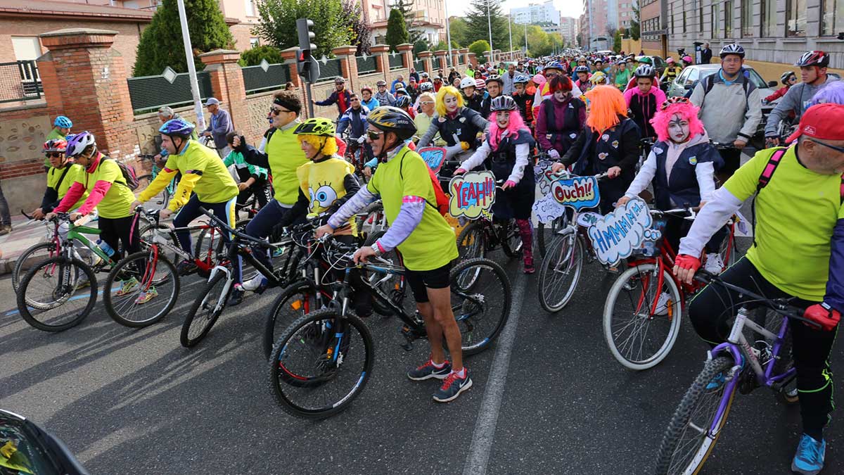 Cientos de ciclistas en un momento de la jornada. | CÉSAR
