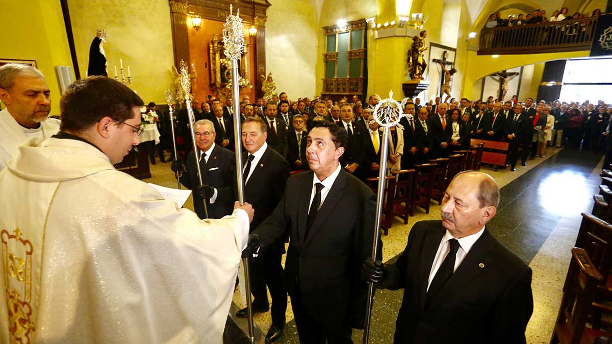 Toma de posesión del nuevo Abad de la Cofradía del Dulce Nombre de Jesús Nazareno, Juan Carlos Morán. | CARLOS S. CAMPILLO (ICAL)