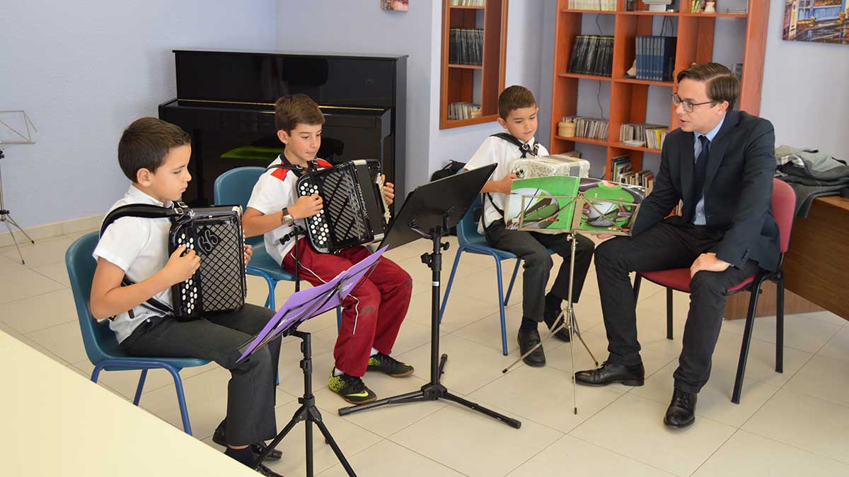 El nuevo director del Conservatorio de Música de Peñacorada, Borja Rodríguez Tablado, en una clase. | L.N.C.