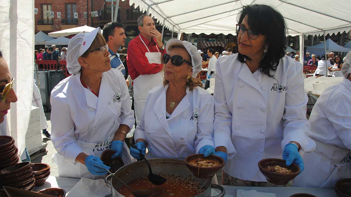 La subdelegada del Gobierno, Teresa Mata, ha participado en la Alubiada de La Bañeza. | ABAJO La subdelegada del Gobierno, Teresa Mata, ha participado en la Alubiada de La Bañeza. | ABAJO