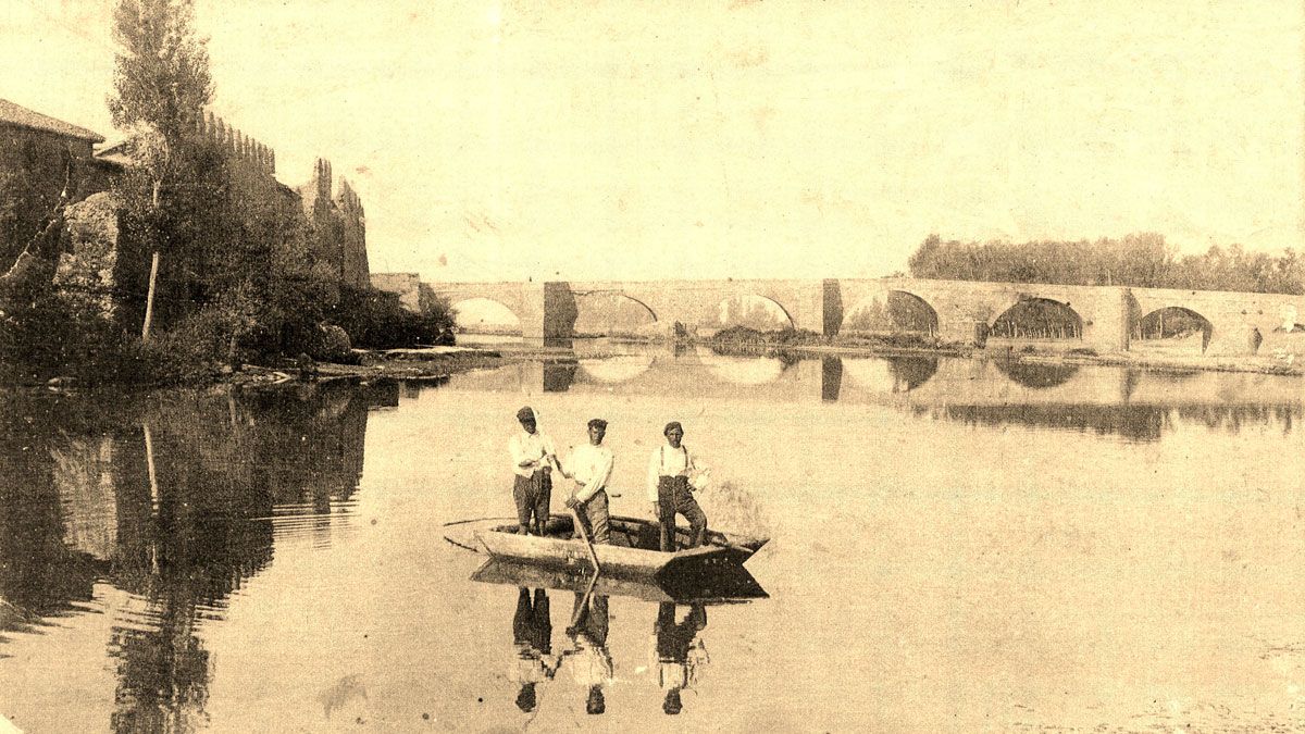 Domingo Villafañe, el tío Tecles y Melchor Villafañe oteando la pesca desde el barco en Mansilla.