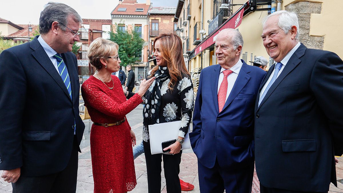 Silvia Clemente, Antonio Silván, Guillermo García (D) y el procurador del Común, Javier Amoedo, junto a María Jesús Soto. | ICAL Silvia Clemente, Antonio Silván, Guillermo García (D) y el procurador del Común, Javier Amoedo, junto a María Jesús Soto. | ICAL