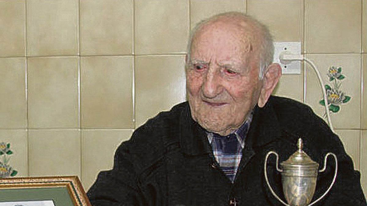 Gaudencio con un trofeo muy emotivo para él, "del año que me casé".