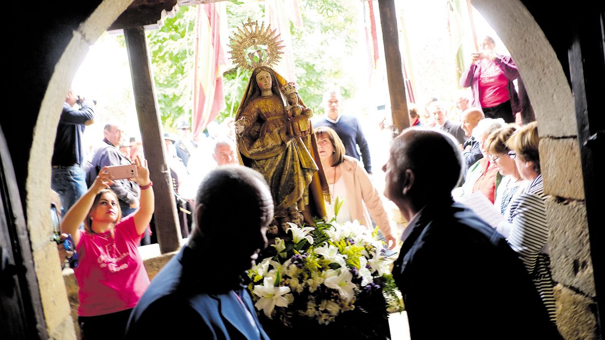 Cientos de personas se han reunido el domingo y ayer lunes en torno al santuario de Manzaneda de Torío. | DANIEL MARTÍN
