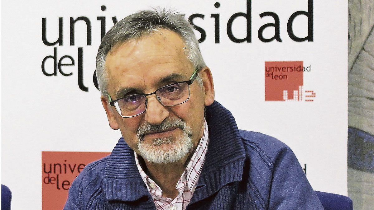 El catedrático y escritor José Enrique Martínez presentó su último libro. | ULE