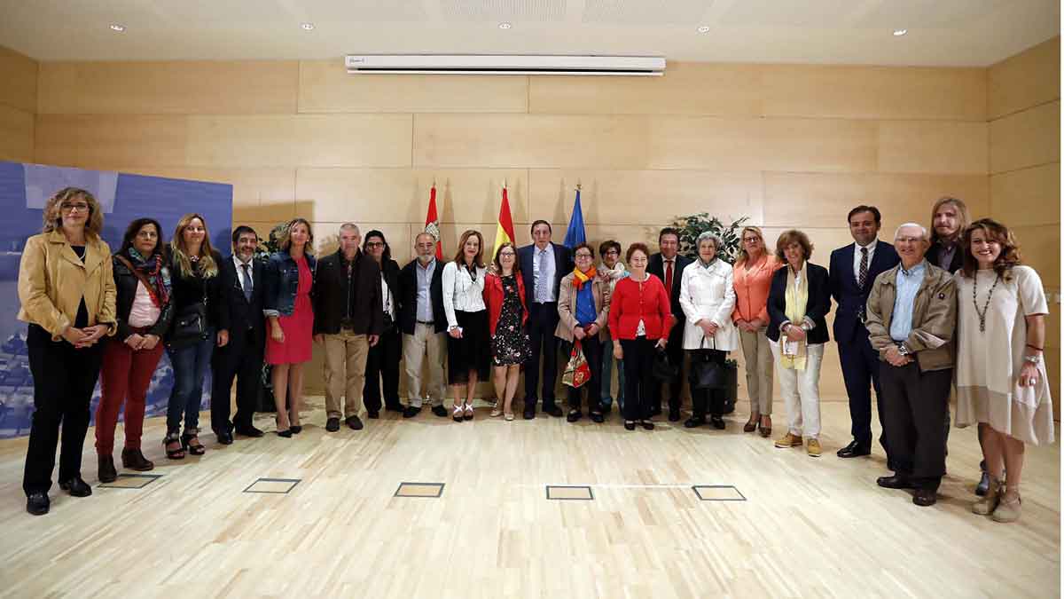 Los miembros del Grupo Helen, con los representantes políticos, este miércoles en las Cortes. | MIRIAM CHACÓN (ICAL)