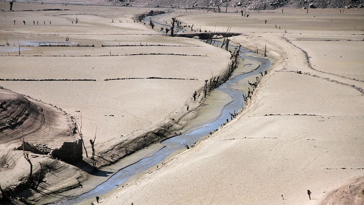 Paisaje desértico en Barrios de Luna donde las reservas de agua se reducen a 20 hectómetros cúbicos. | ICAL