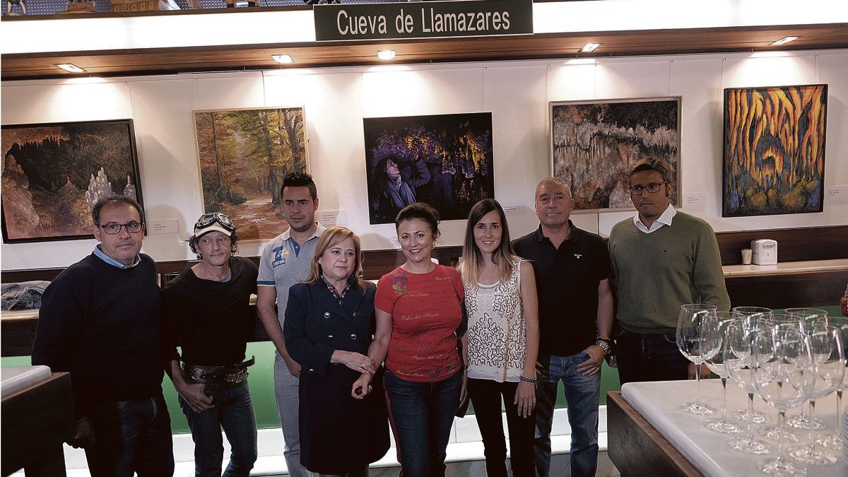 Foto de familia con los artistas de la exposición inaugurada ayer miércoles en el Camarote Madrid. | DANIEL MARTÍN