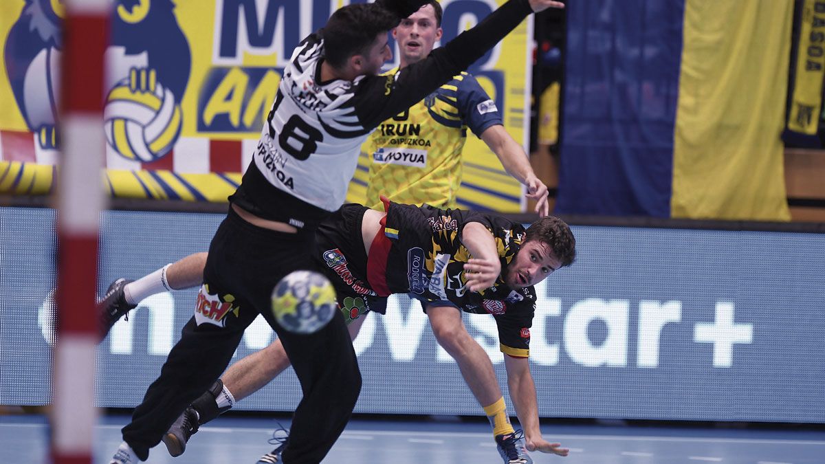 Rodrigo marca uno de sus cuatro goles en una acrobática posición. | JAVIER QUINTANA
