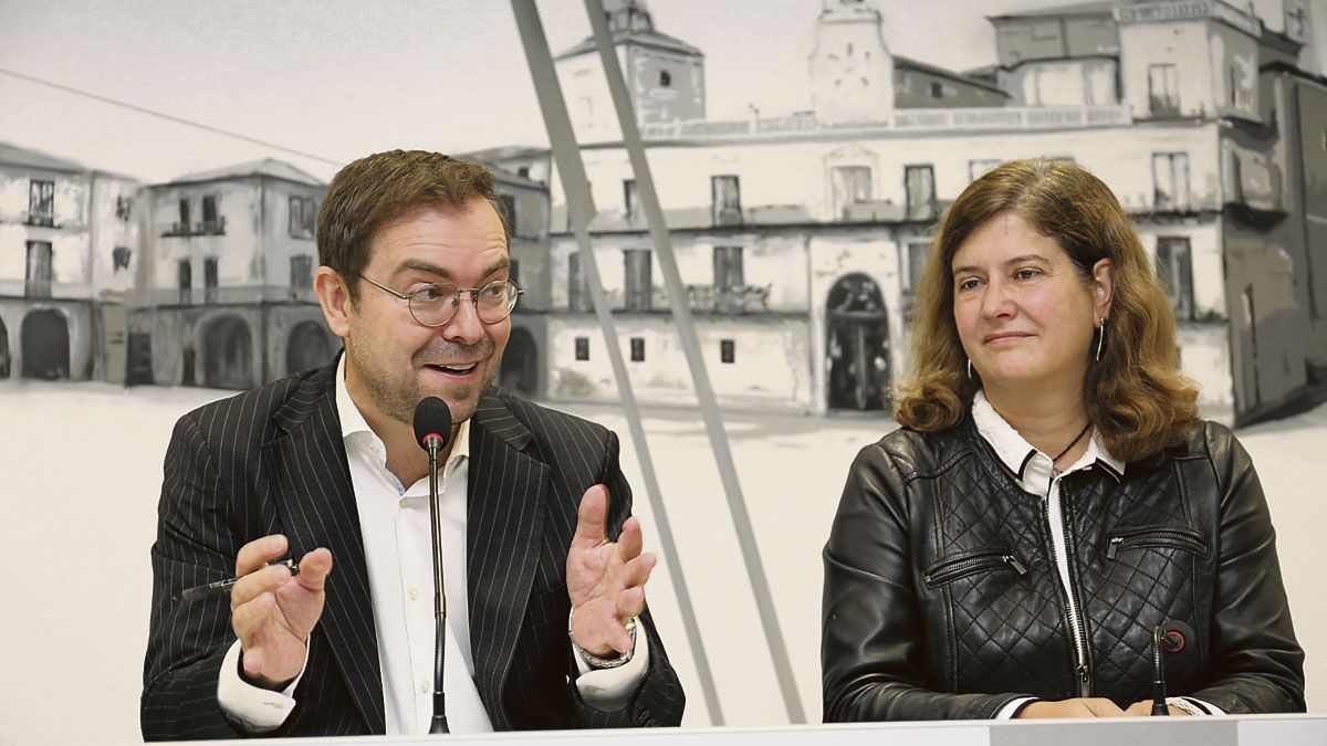 Javier Sierra y Margarita Torres en la presentación este miércoles de ‘Ocultura’. | CÉSAR