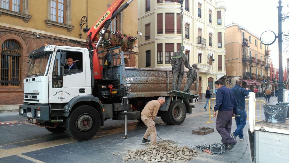 Trabajos de reposición de la estatua del padre y el hijo a su lugar de origen junto a la Catedral. | L.N.C.
