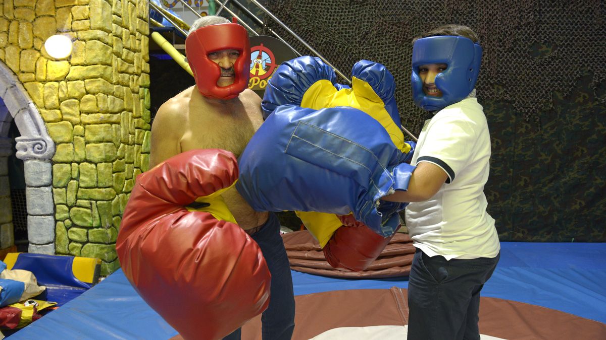 No se sabe quién lo pasó mejor boxeando, si Prada o su hijo Manuel. | MAURICIO PEÑA