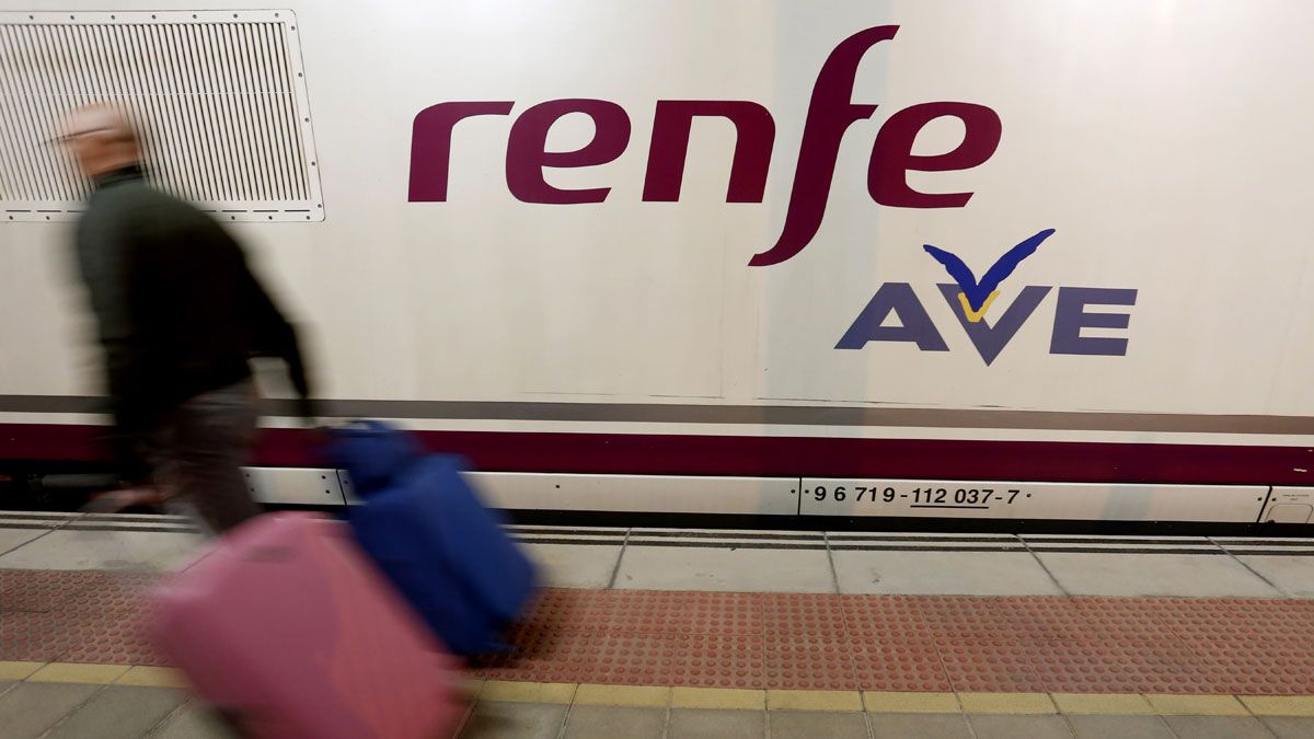 Un viajero del primer servicio comercial del AVE entre León y Madrid en septiembre de 2015. | CARLOS S. CAMPILLO (ICAL)