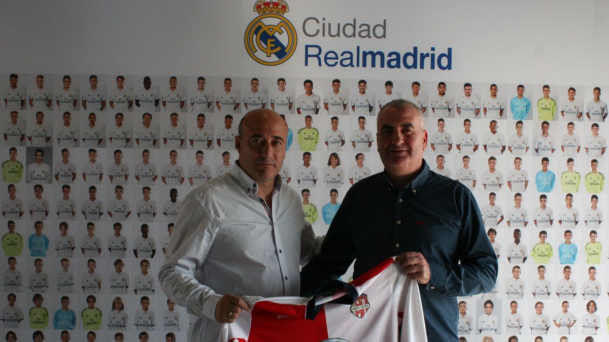 Carlos Sastre, del Real Madrid, con el presidente del Puente Isidro Ferrero. | L.N.C.